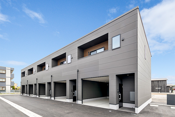 企業様の土地に建てたビルトインガレージ付きアパートはインナーバルコニーや宅配ボックスなど便利な設備付き