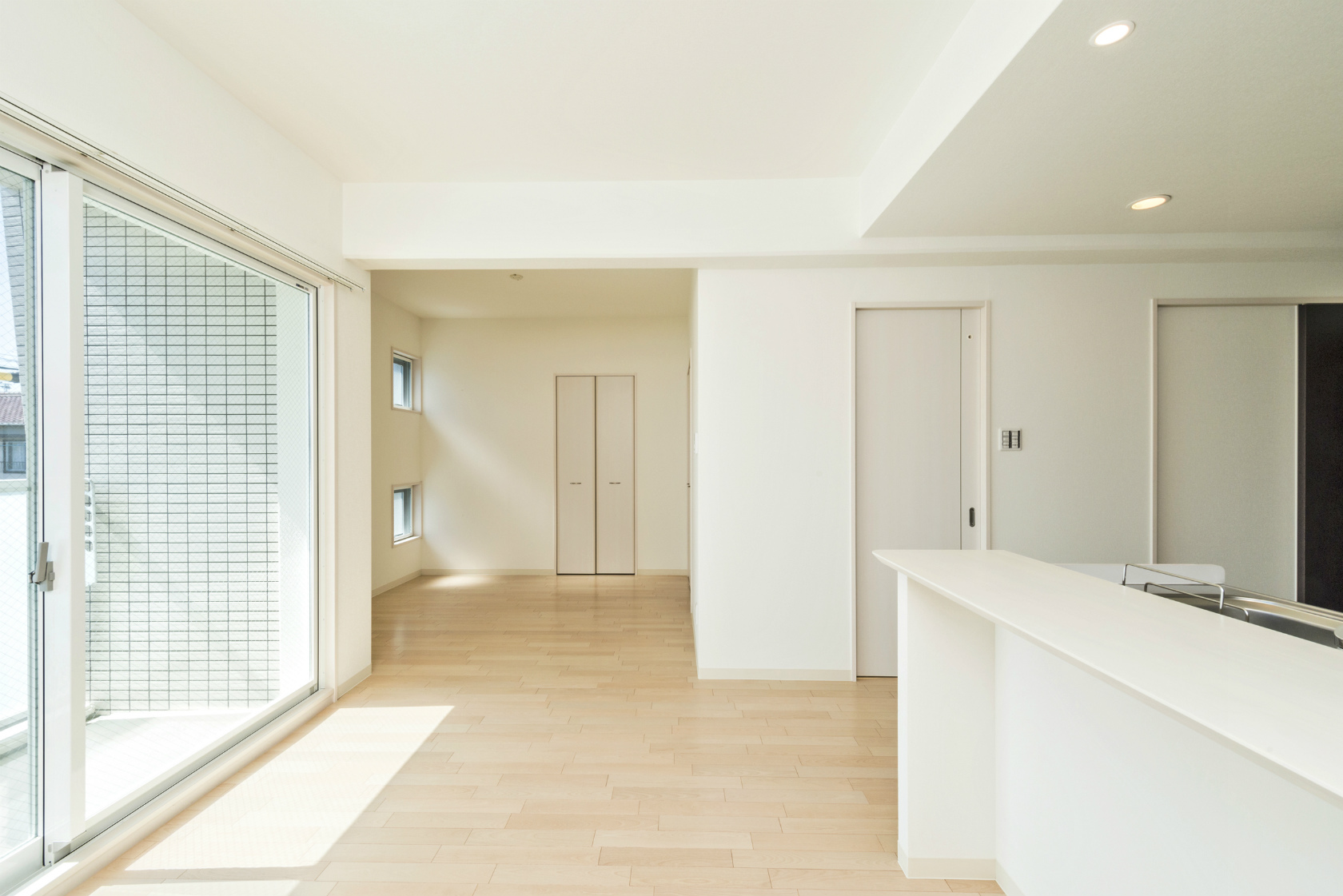 名古屋市西区の全室角部屋2階建て賃貸マンションの大きな窓の付いた明るいLDK