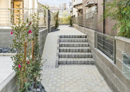愛知県春日井市のメゾネット賃貸アパートのきれいな植栽のある玄関アプローチ