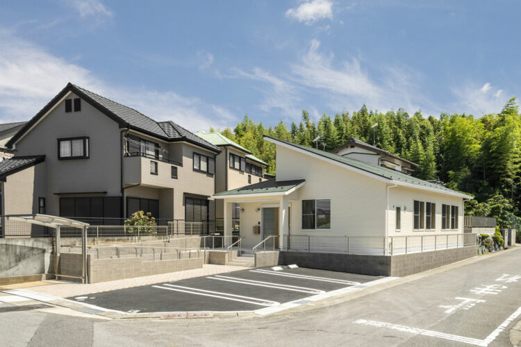 名古屋市緑区の木造1階建て介護施設の駐車場付の接骨院付デイサービス