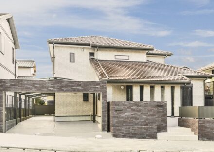 愛知県春日井市の注文住宅の塀と統一感のあるガレージ
