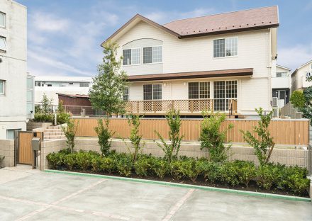 名古屋市名東区の注文住宅の植栽がきれいな注文住宅外観