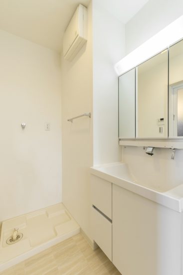 名古屋市名東区の賃貸マンションの白で統一された洗面室