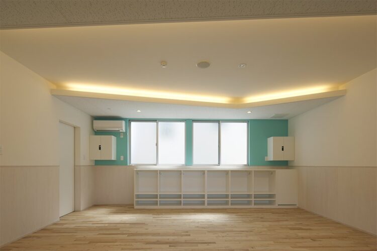 名古屋市名東区の保育施設の2階　棚付きの4歳児室