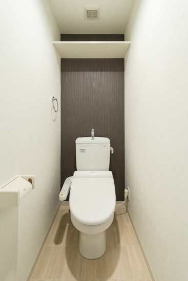 名古屋市中区のワンルーム賃貸マンションの棚とタオルハンガー付きのトイレ