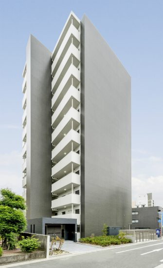 名古屋市中区のエントランス前に緑があるモダンな外観デザインの賃貸マンション