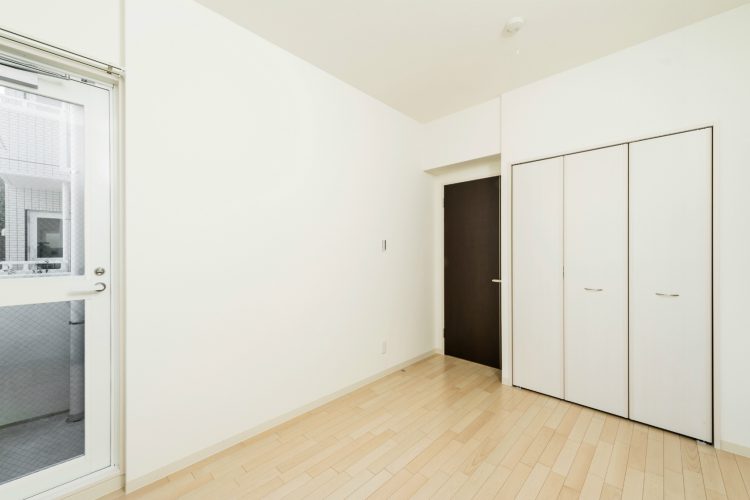 名古屋市西区の全室角部屋2階建てマンションのドアの色がアクセントの洋室