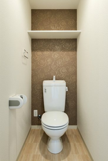 名古屋市西区の全室角部屋2階建て賃貸マンションの棚付きおしゃれな壁のトイレ