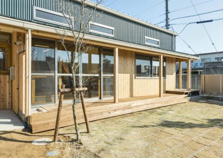 名古屋市瑞穂区の保育施設の日当たりの良いウッドデッキ