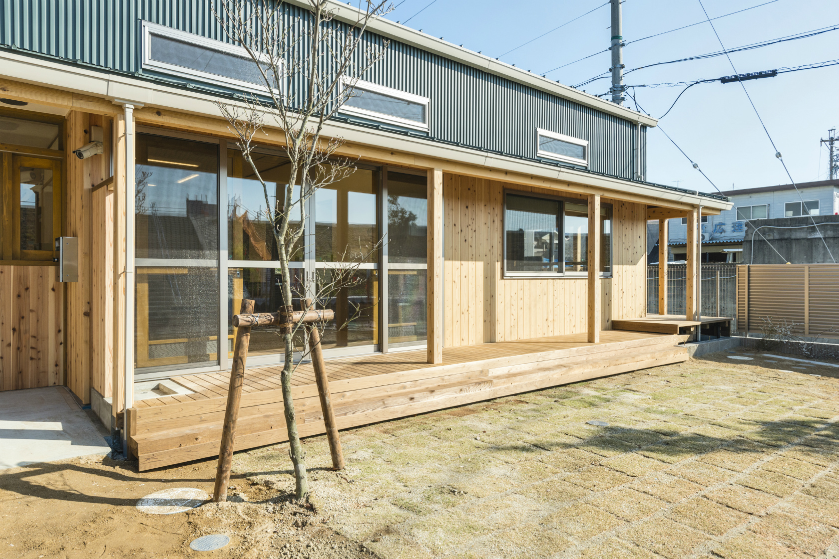 名古屋市瑞穂区の保育施設の日当たりの良いウッドデッキ