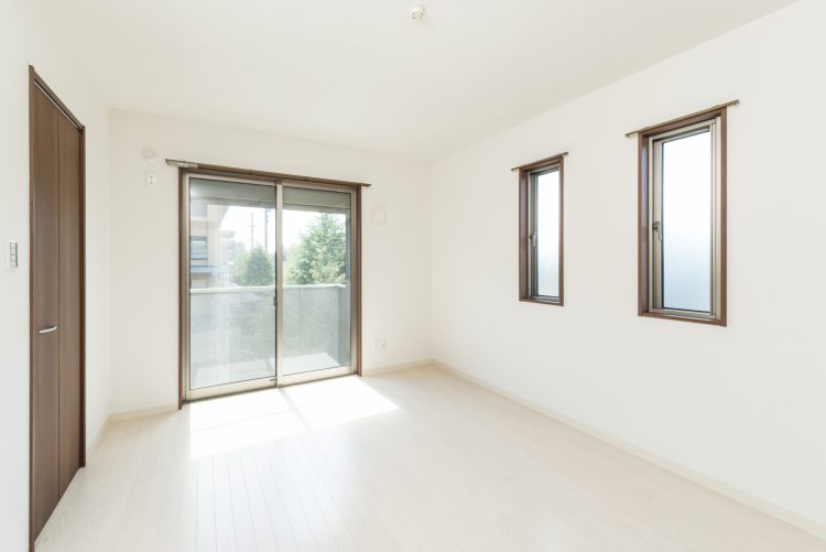名古屋市名東区の賃貸マンションの明るい洋室の写真