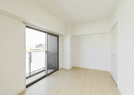 名古屋市中川区の賃貸マンションのシンプルなベランダ付きの洋室