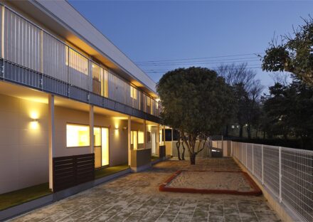 名古屋市名東区の約150坪(約500平米)の土地の人工芝の園庭とテラスのある保育園