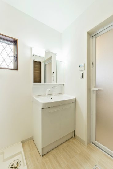 愛知県春日井市のメゾネット賃貸アパートのシンプルな窓付き洗面室
