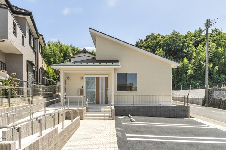 名古屋市緑区のデイサービス付き整骨院の玄関アプローチとスロープ