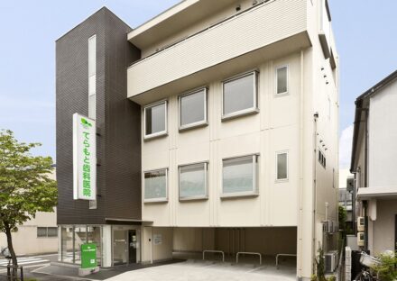 名古屋市東区の医療施設の鉄骨造4階建ての外観