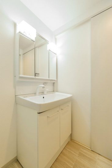 名古屋市西区の全室角部屋2階建て賃貸マンションの木目のフローリングの洗面室