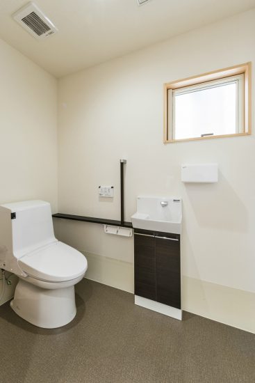 名古屋市緑区のデイサービス付き接骨院の手洗い場付きトイレ
