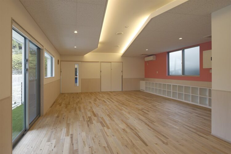 名古屋市名東区の保育施設のロッカー付の1歳児室　1階