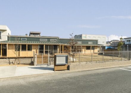 名古屋市瑞穂区の約180坪の土地の植栽がある広い園庭付きの外観デザインの保育園