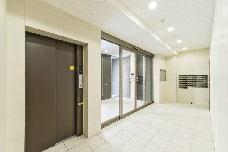 名古屋市中川区の賃貸マンションのメールボックス付きシンプルなデザインのエレベーターホール