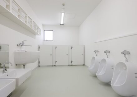名古屋市名東区の保育園2階の白色の清潔感のある2~5歳児用トイレ