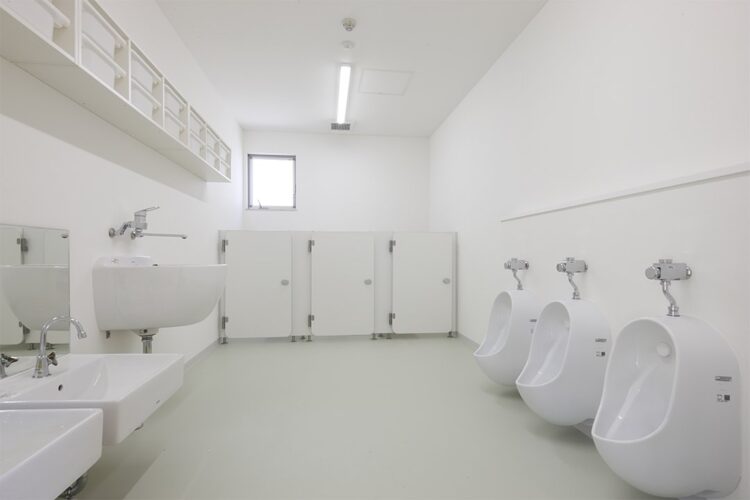 名古屋市名東区の保育施設の2階　白色の清潔感のある2～5歳児用トイレ