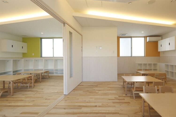 名古屋市名東区の保育施設の机やいすもナチュラルテイスト　2・3歳児室