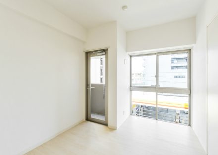名古屋市中川区の賃貸マンションのベランダとつながる洋室写真