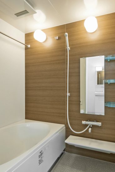 名古屋市西区の全室角部屋2階建て賃貸マンションの木目調の壁のゆったりとしたお風呂