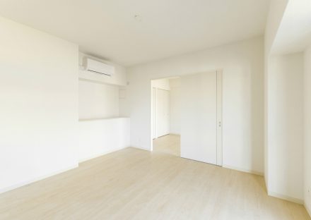 名古屋市中川区の賃貸マンションの白で統一された洋室