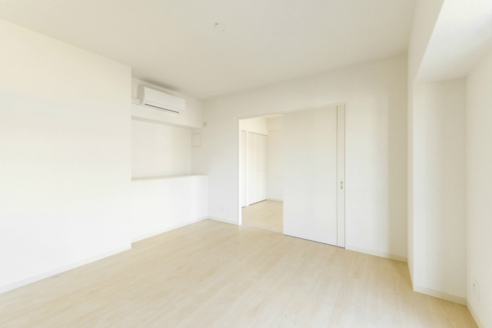 名古屋市中川区の賃貸マンションの白で統一された洋室