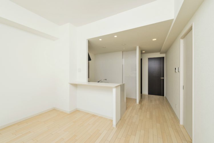 名古屋市西区の全室角部屋2階建てマンションのナチュラルカラーのカウンター付きLDK