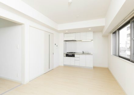 名古屋市中川区の賃貸マンションのキッチン・壁・建具も白で統一されたLDK
