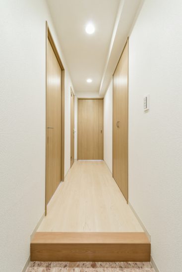 名古屋市緑区の全室角部屋2階建てマンションの木目調のドアがアクセントの玄関ホール