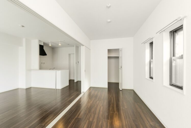 名古屋市名東区の２階建て賃貸マンションのダークブラウンの床が映えるLDK＆洋室
