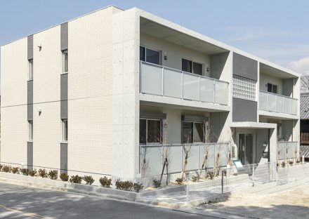 名古屋市緑区の全室角部屋低層マンション(2階建)の中央にガラスブロックがあるモダンな外観デザイン