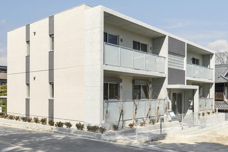 名古屋市緑区の全室角部屋2階建てマンションの中央にガラスブロックがあるモダンな外観デザイン