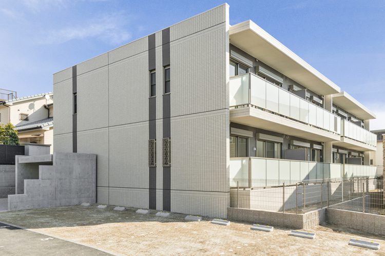 名古屋市名東区の２階建て賃貸マンションの縦のラインがアクセントの外観デザイン
