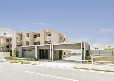 名古屋市名東区の低層マンション(3階建)の植栽が多いエントランスと駐車場