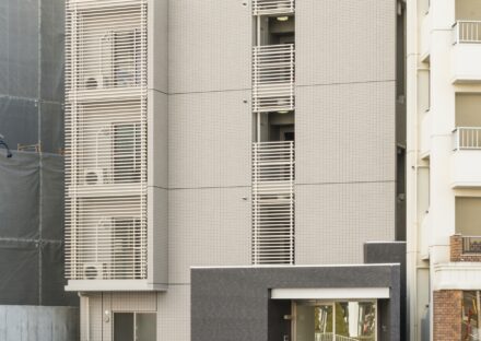名古屋市名東区の賃貸マンションの横格子の付いた外観デザイン
