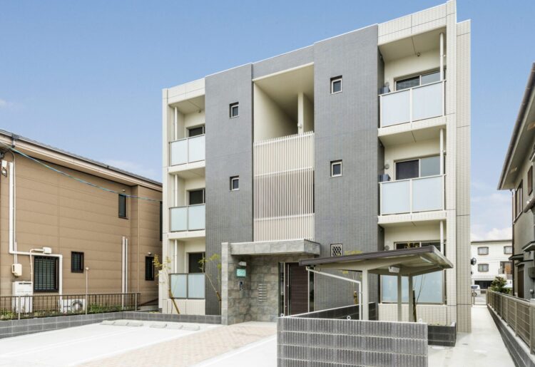 名古屋市西区の中央に階段のあるプライベート重視の３階建て賃貸マンション