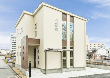 名古屋市北区の注文住宅のスクエアの窓がおしゃれな外観