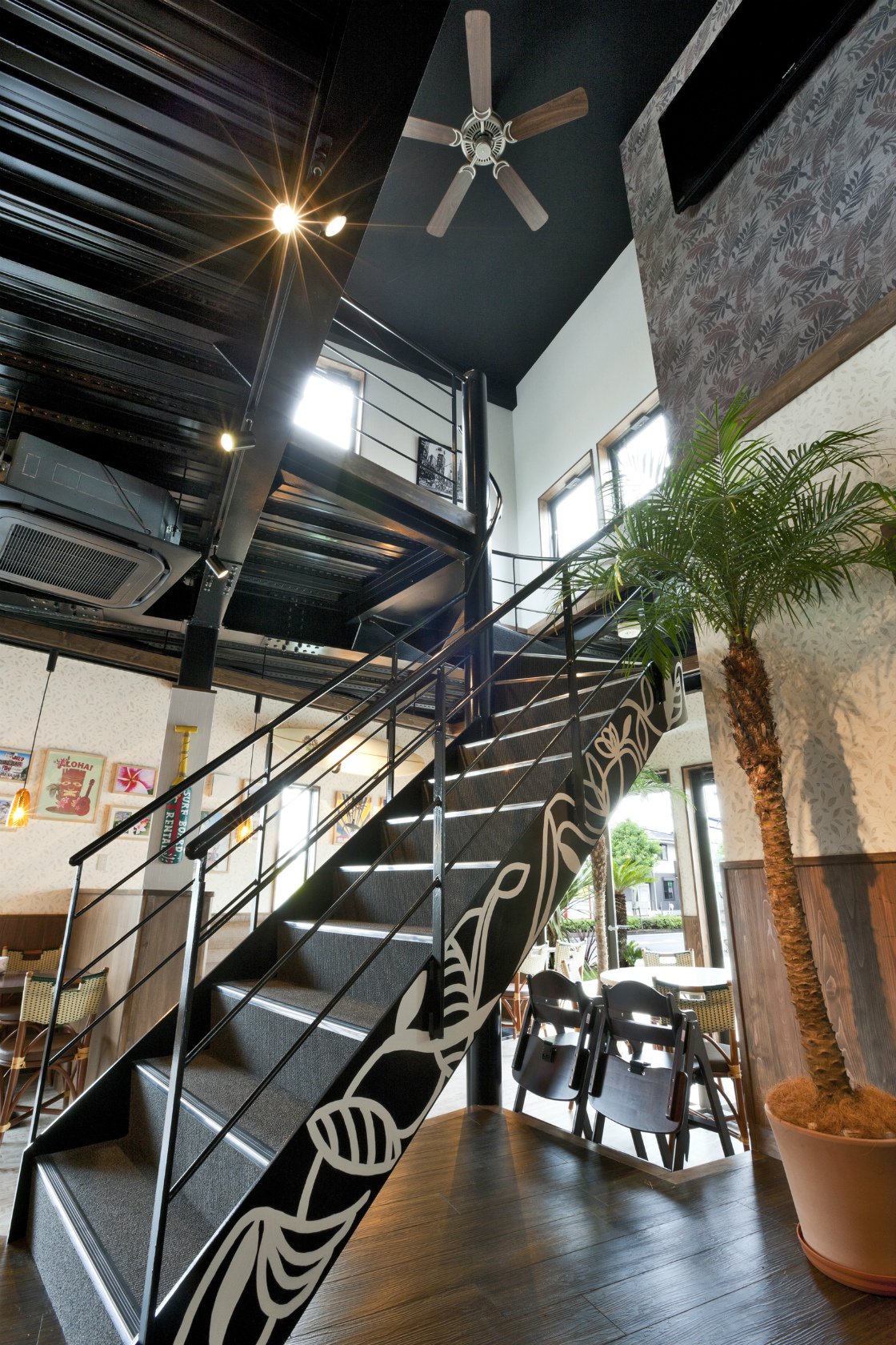 愛知県みよし市の店舗(カフェ)施工事例　デザインがかっこいい階段