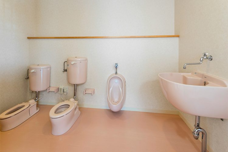 愛知県豊田市の鉄骨造１階建て託児所付き事務所の手洗い場が近くにある幼児用のトイレ