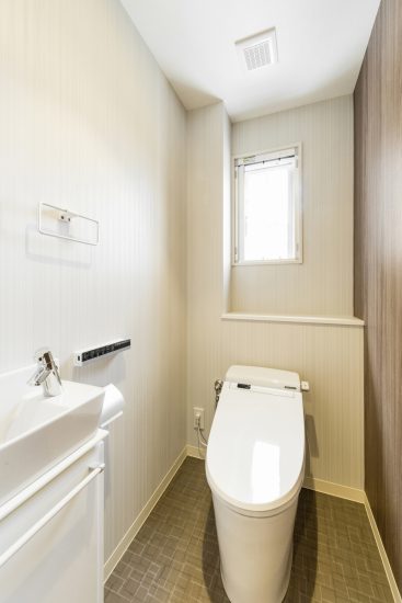名古屋市天白区の２階建て賃貸マンションの手洗い場付きのスタイリッシュなトイレ