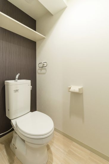 名古屋市名東区の２階建て賃貸マンションのおしゃれな棚付きトイレ