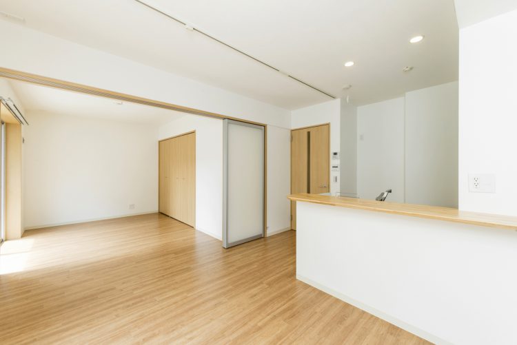名古屋市天白区の２階建て賃貸マンションのナチュラルカラーのリビングダイニング＆洋室