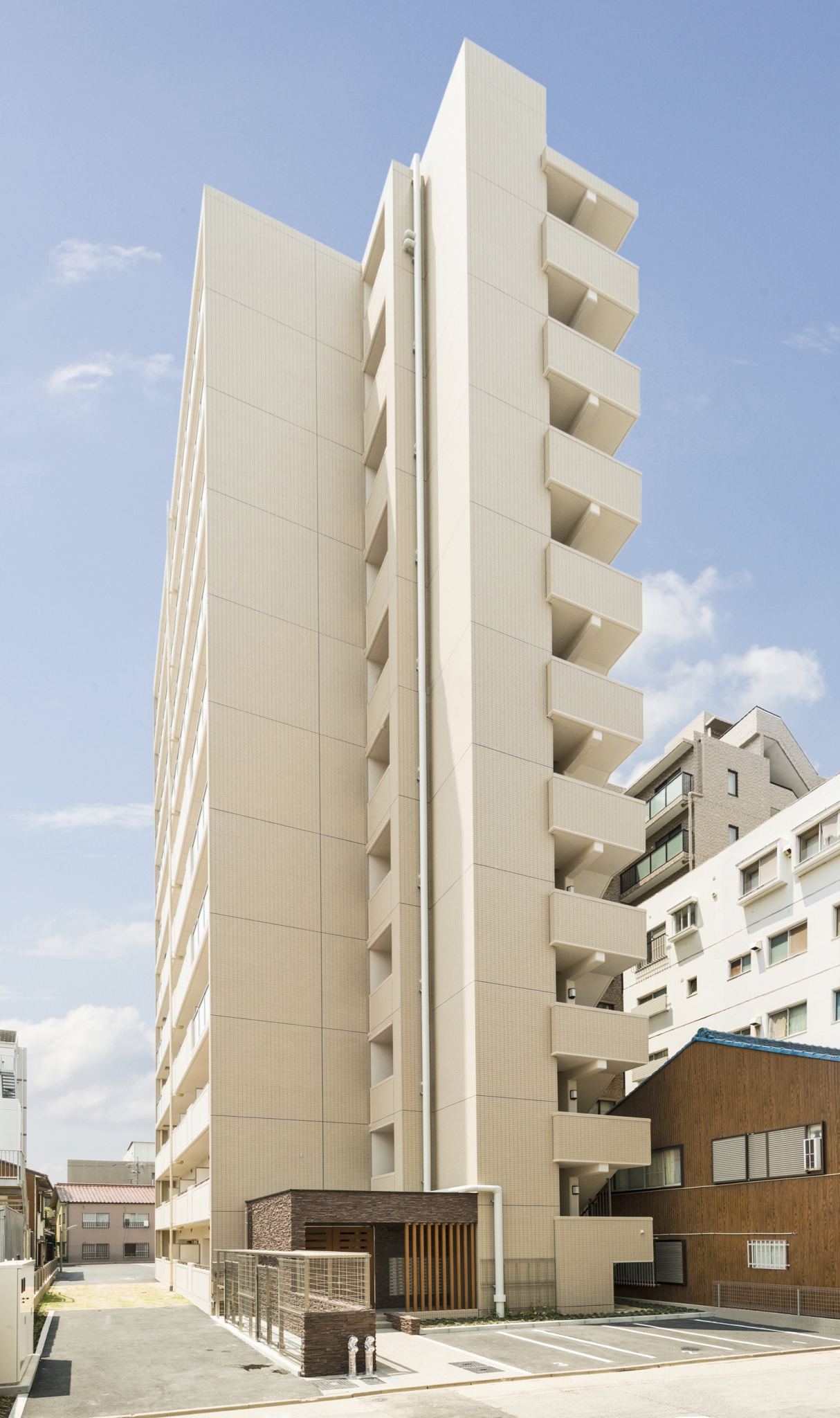 名古屋市中区のワンルームマンションのナチュラルカラーの11階建て賃貸マンション