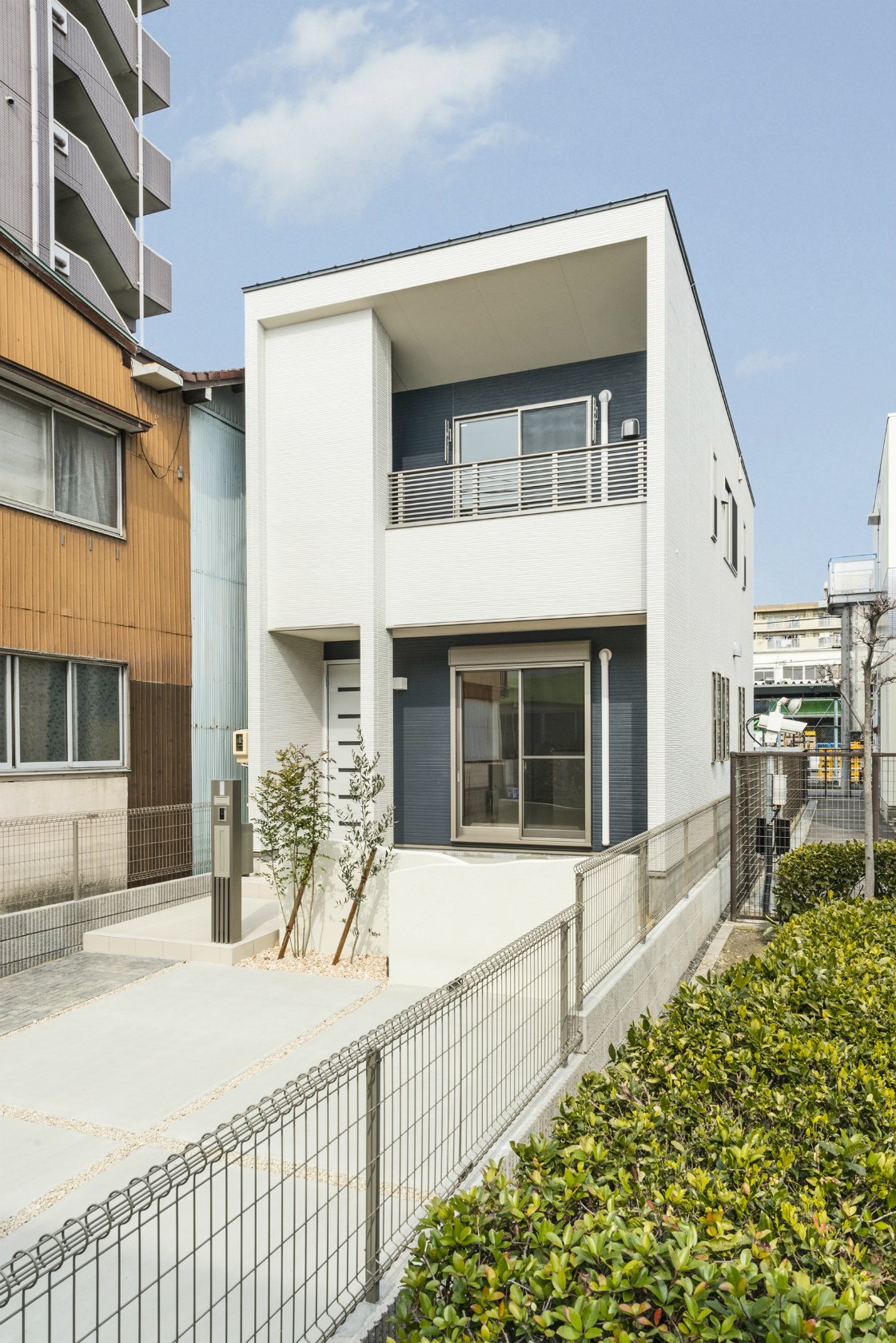 名古屋市北区のモダンなデザイン植栽のある外観の戸建賃貸住宅